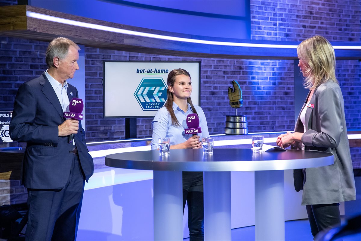 Fanvertreterin Michaela Hoenauer mit SKY-Moderatorin Constanze Weiss und Liga-Präsident Jochen Pildner-Steinburg