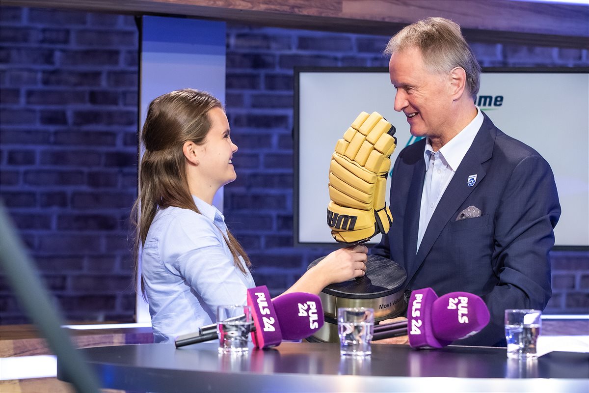Liga-Präsident Pildner-Steinburg mit Fanvertreterin Michaela Hoenauer