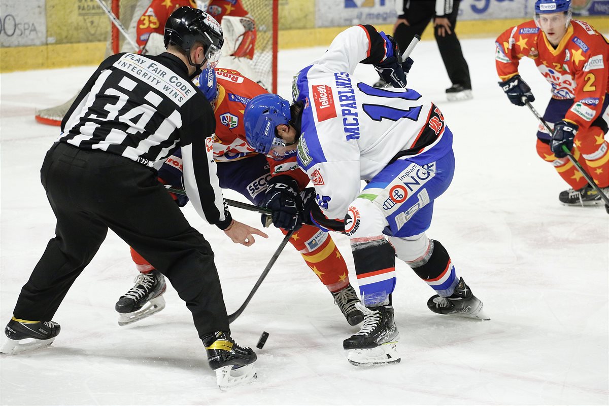 Play Fair Code am Jersey der AHL-Schiedsrichter