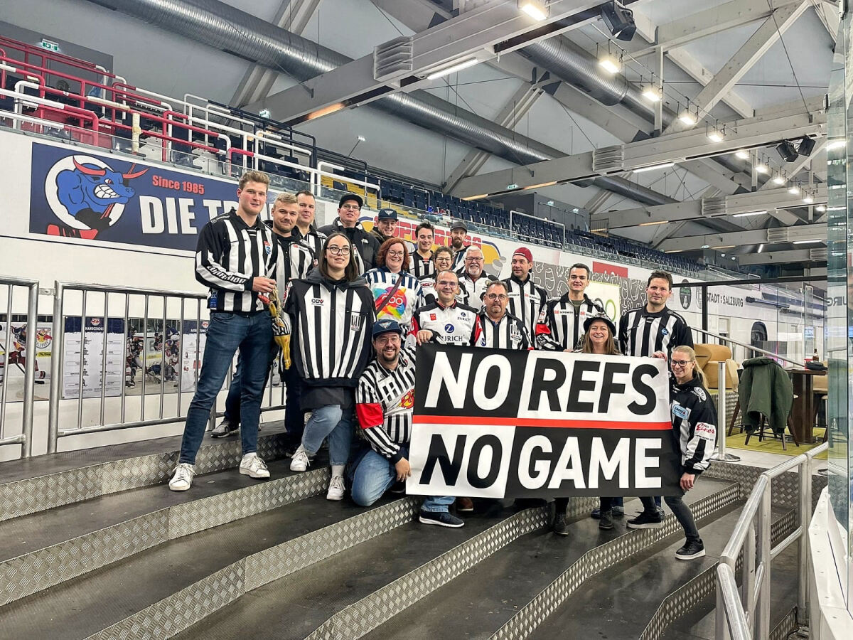 Schiedsrichter nach dem Spiel bei der Fangruppe